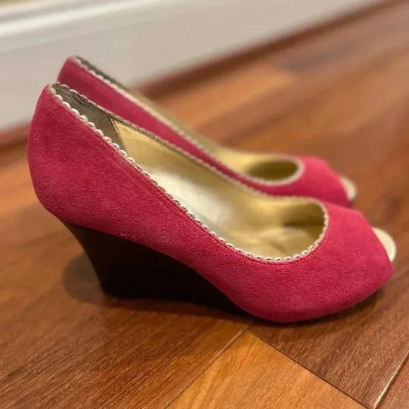 NWOB Lilly Pulitzer Fuchsia w/ Gold Trim Suede Peep Toe Wedge Pumps-Women’s 6.5M - Picture 5 of 7